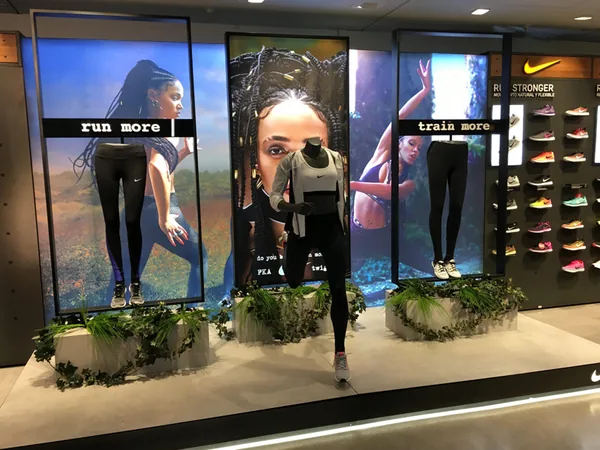 Escaparate de Nike con pantallas retroiluminadas y maniquíes - Eventos Especiales