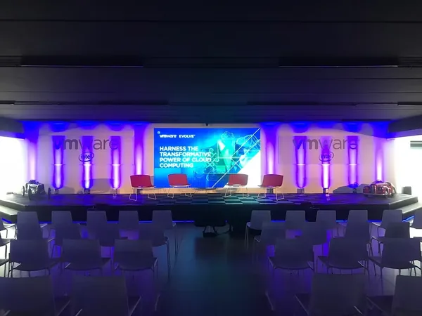 Escenario de VMware Evolve con pantalla LED e iluminación azul - Eventos Especiales