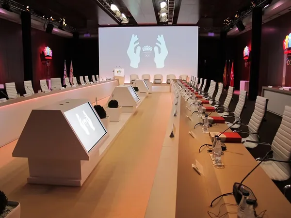 Sala de reuniones de Madrid 2020 con pantalla gigante - Eventos Especiales