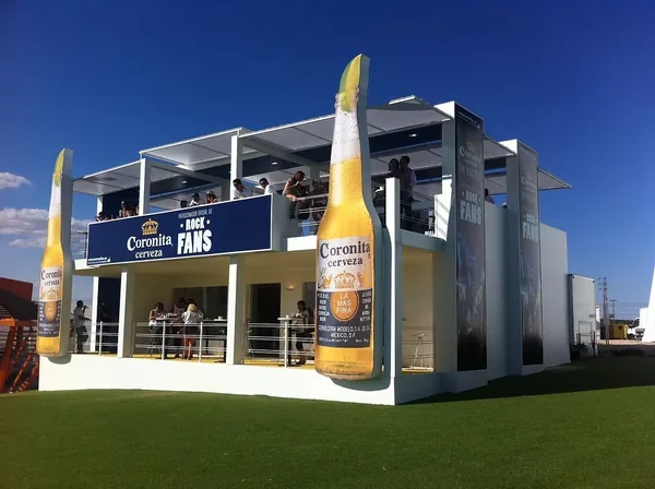 Stand de Coronita en Rock Fans con botellas gigantes - Eventos Especiales