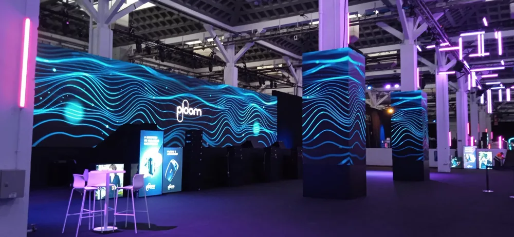 Stand de Ploom con pantallas LED y columnas iluminadas - Eventos Especiales